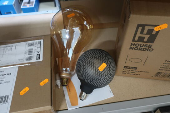 Tallerkner samt 2 stk. pærer