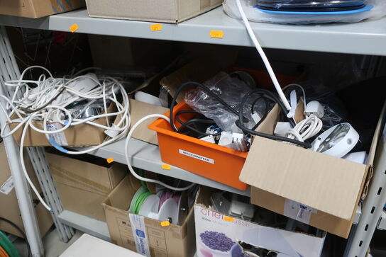 Diverse ledning m.v. på 3 hylder 