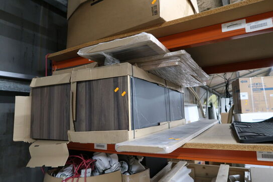 2 stk. skabe samt plader