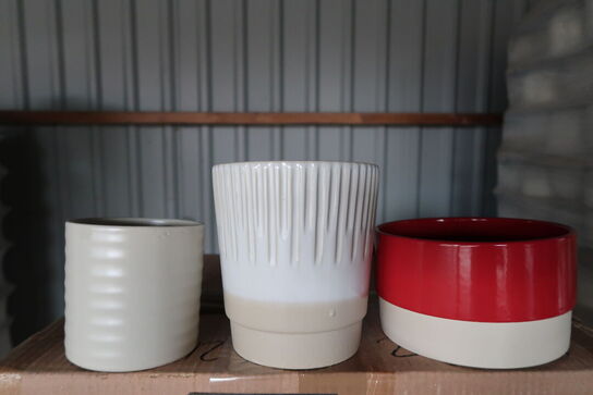 Palle med ca. 125 stk. 2. sorterings Urtepotteskjulere