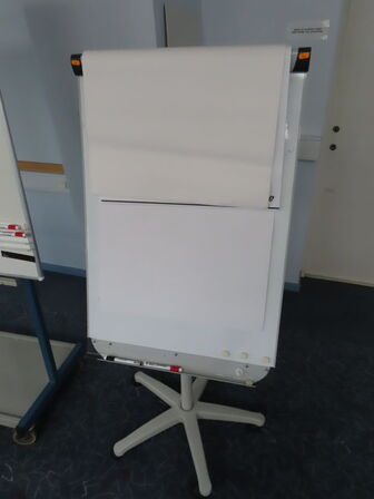 Whiteboard, med klips til papir, på hjul