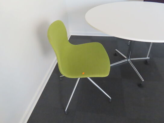 Rundt bord med 2 stole.