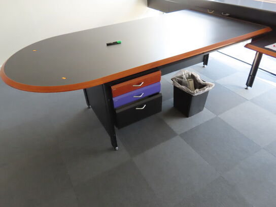 Kontorbord med skuffer