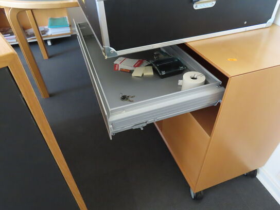 Kommode med skuffe og arkivskuffe inkl. Nøgler