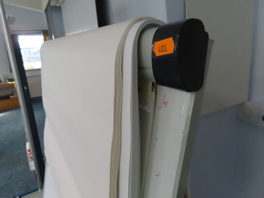 Whiteboard, med klips til papir, på hjul