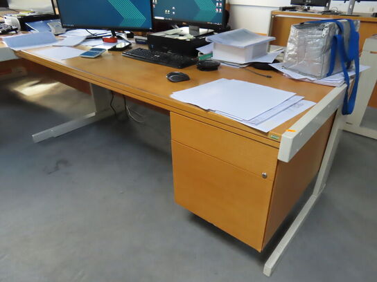 Hæve/Sænkebord med skab