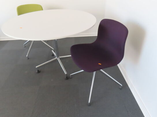 Rundt bord med 2 stole.