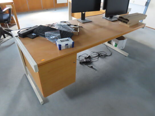 Hæve/Sænkebord med skab