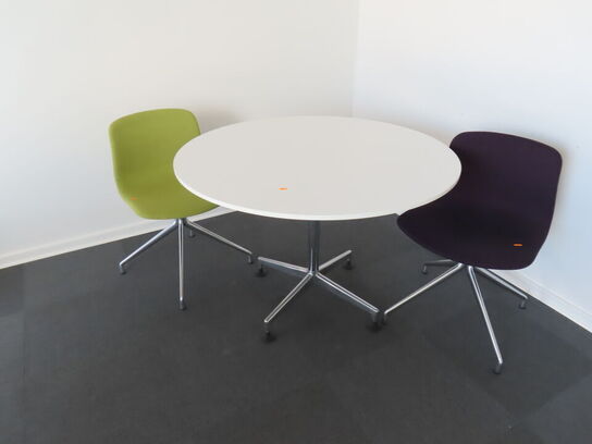 Rundt bord med 2 stole.