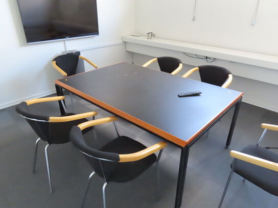 Spisebord med 6 stole.