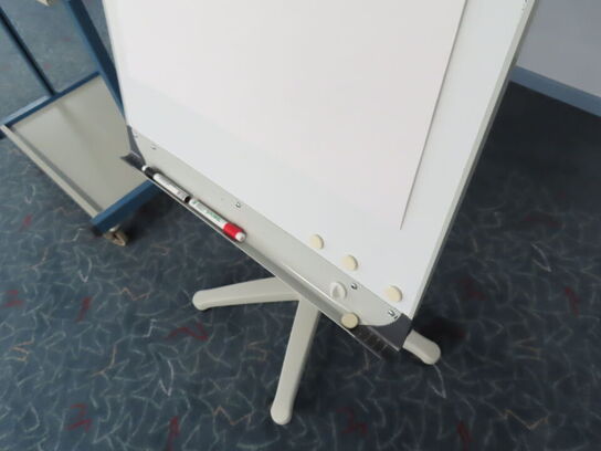 Whiteboard, med klips til papir, på hjul