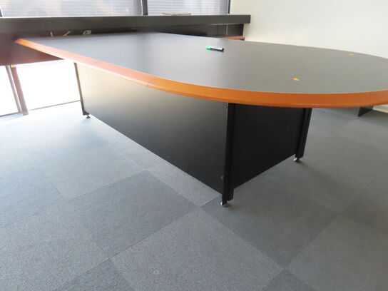 Kontorbord med skuffer