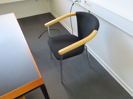 Spisebord med 6 stole.