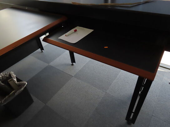 Kontorbord med skuffer