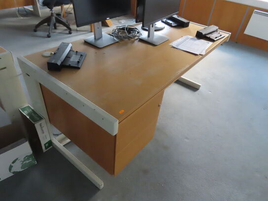 Hæve/Sænkebord med skab