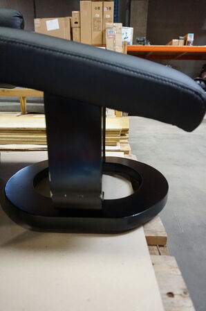 Boss lænestol inkl. fodskammel - sort kunstlæder