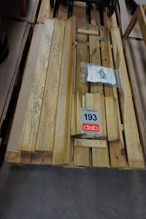 Sandkasse med vippelåg og bænk 120x120 cm