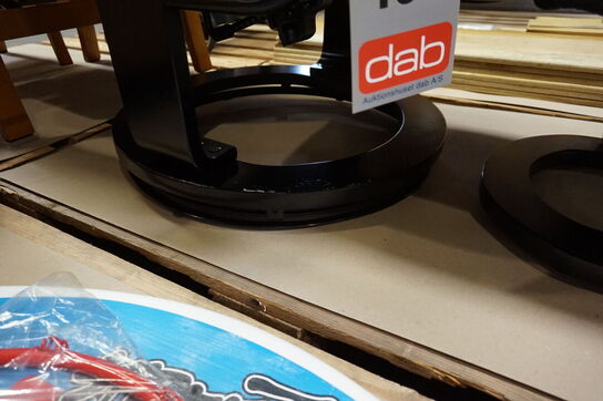 Boss lænestol inkl. fodskammel - sort kunstlæder