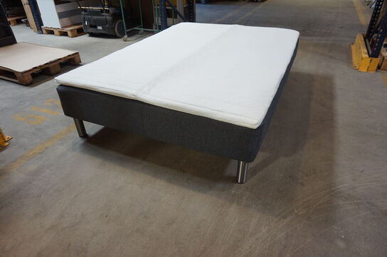 Nordisk Fjer boxmadrasseng 140x200 cm med stålben og topmadras 