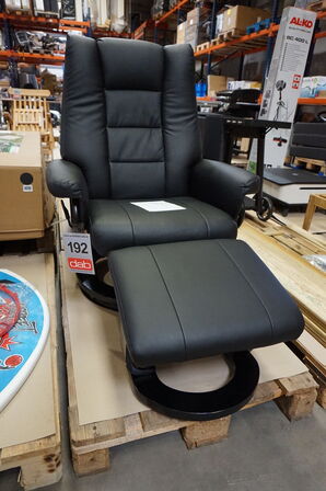 Boss lænestol inkl. fodskammel - sort kunstlæder
