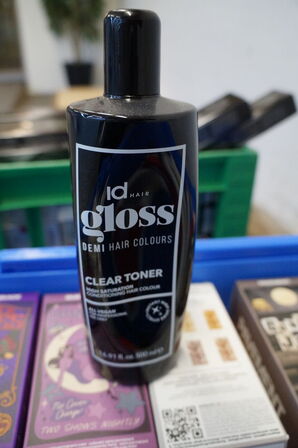 2 kasser med diverse hårprodukter