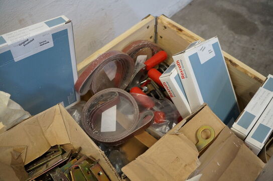 Palle med diverse stiksavklinger, beslag mv.