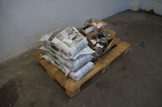 Palle med diverse fiberpuds, kontaktlim mv.