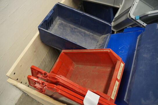 Palle med diverse sortimentskasser 