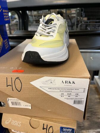 10 Par Sneakers  ASICS, ARKK, DIME