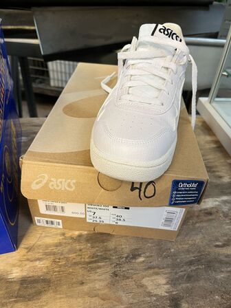 10 Par Sneakers  ASICS, ARKK, DIME