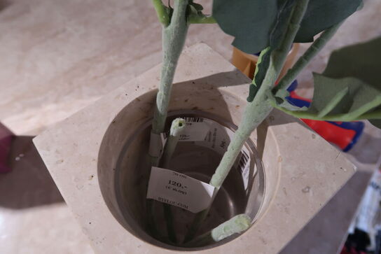 Vase FERM LIVING med div. kunstige blomster