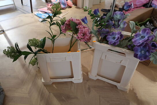 2 stk. kasser med div. kunstige blomster