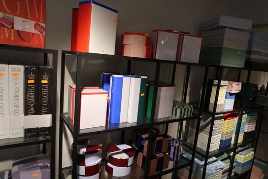 Reol med glashylder uden indhold