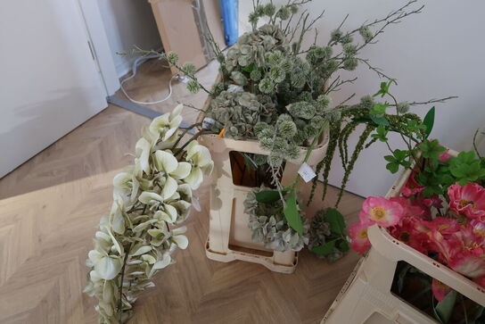 Kasse med div. Kunstige blomster