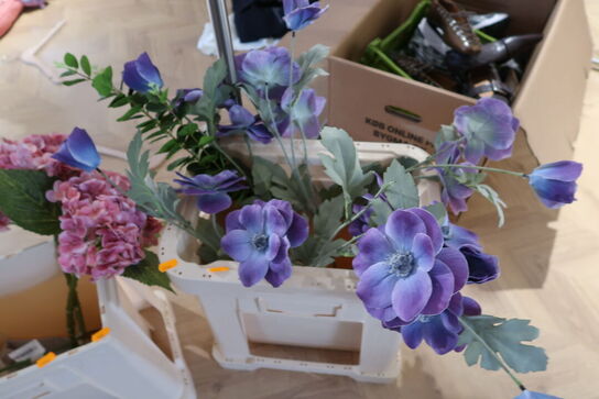 2 stk. kasser med div. kunstige blomster