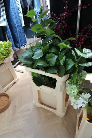 Kasse med div. Kunstige blomster