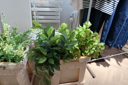 Kasse med div. Kunstige blomster