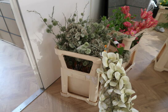 Kasse med div. Kunstige blomster