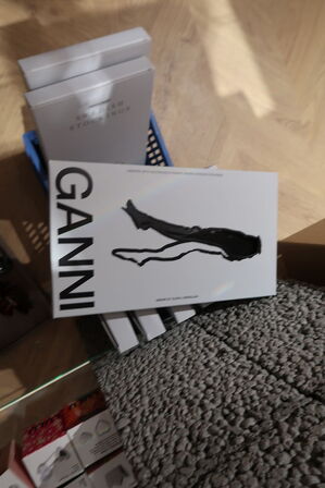 Plastikkasse med div. Strømpebukser GANNI