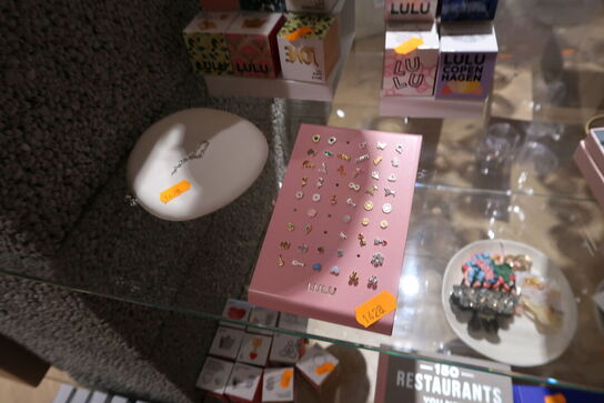 2 stk. stativer med div. Ørestikker