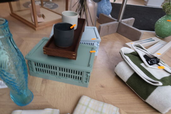 2 stk. plastikkasser HAY samt bakke med indhold