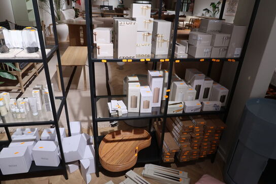 Reol med glashylder uden indhold