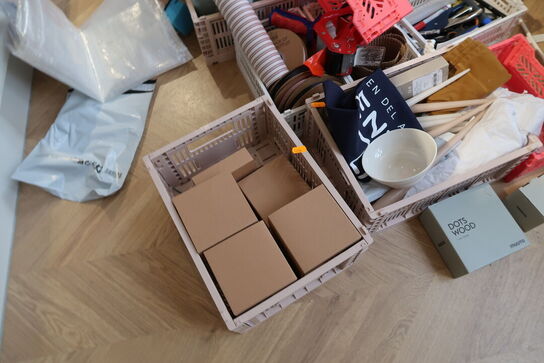 Div. plastikkaser med indhold