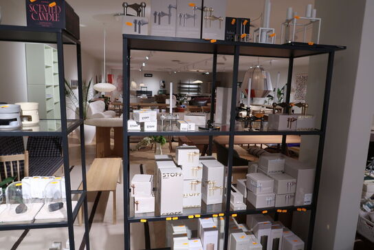 Reol med glashylder uden indhold