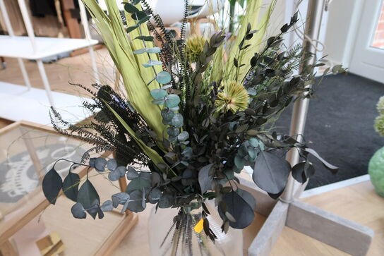 Vase med div. Kunstige blomster