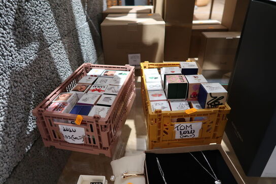 2 stk. kasser med div. Ørestikker