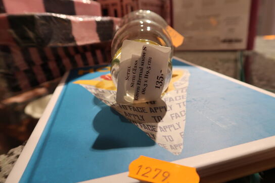 2 stk. glas samt bog