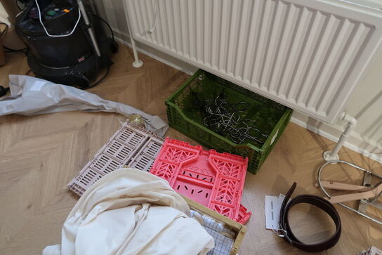 Div. plastikkaser med indhold