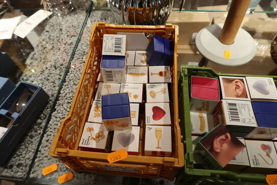 2 stk. kasser med div. Ørestikker