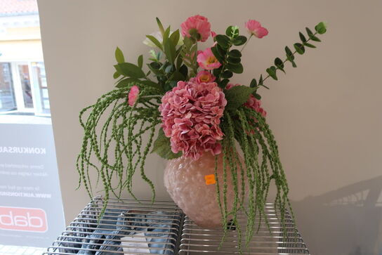 Vase FERM LIVING med div. Kunstige blomster